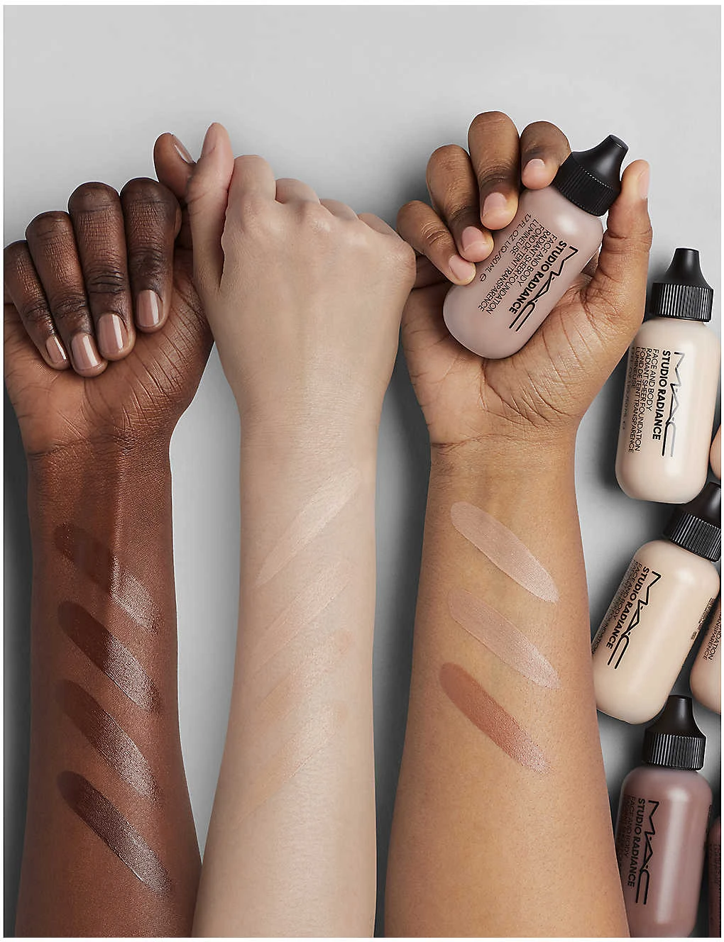 MAC Studio Radiance Face And Body Radiant Sheer Foundation 50ml 5 MAC Studio Radiance Face And Body Radiant Sheer Foundation 50ml - Image 3