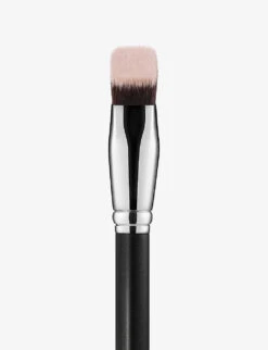 MAC 171S Wedge Smooth-edge Face Brush -MAC Store R04125387 ALT02
